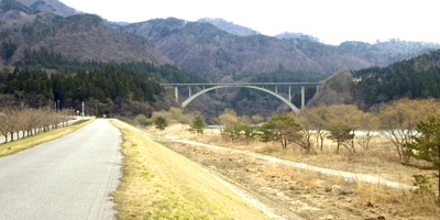 高瀬温泉温泉上流荒川左岸堤防　遠方は丸山大橋