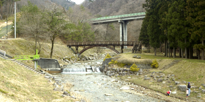 早春のふれあい橋