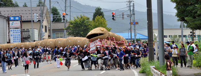 大したもん蛇祭り　国道113号線に現る