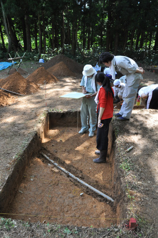 帝京大学史学科の皆さんによる荒川台遺跡発掘調査